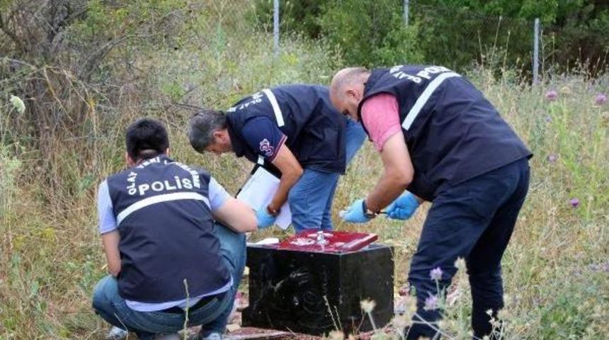 Evden &Ccedil;aldıkları Kasayı Boş Arazide Par&ccedil;aladılar