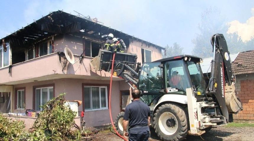 Elektrik Kontağından &Ccedil;ıkan Yangında İki Katlı Ev Yandı