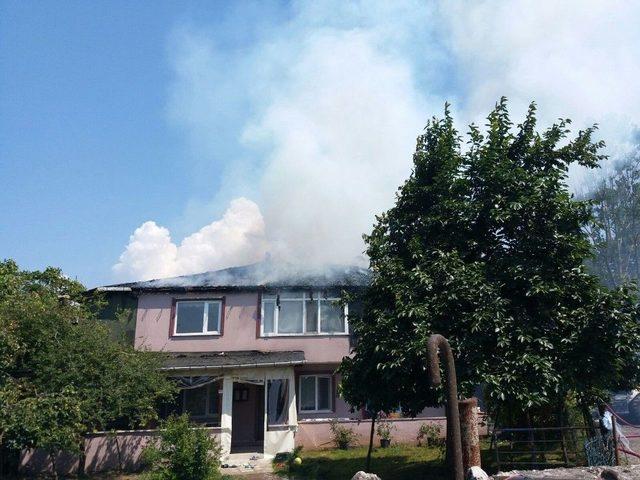 Elektrik Kontağından Çıkan Yangında İki Katlı Ev Yandı