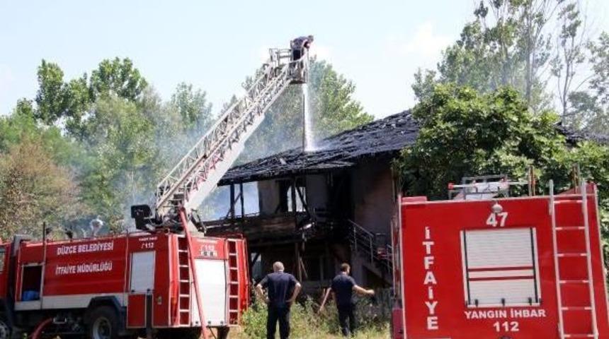 Düzce'de 2 Katlı Ev Yandı