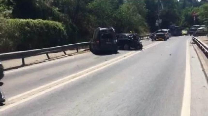 Beylerbeyi T&uuml;neli'nde Halk Otob&uuml;s&uuml; 9 Otomobile &Ccedil;arptıktan Sonra Durabildi; 11 Yaralı (1)