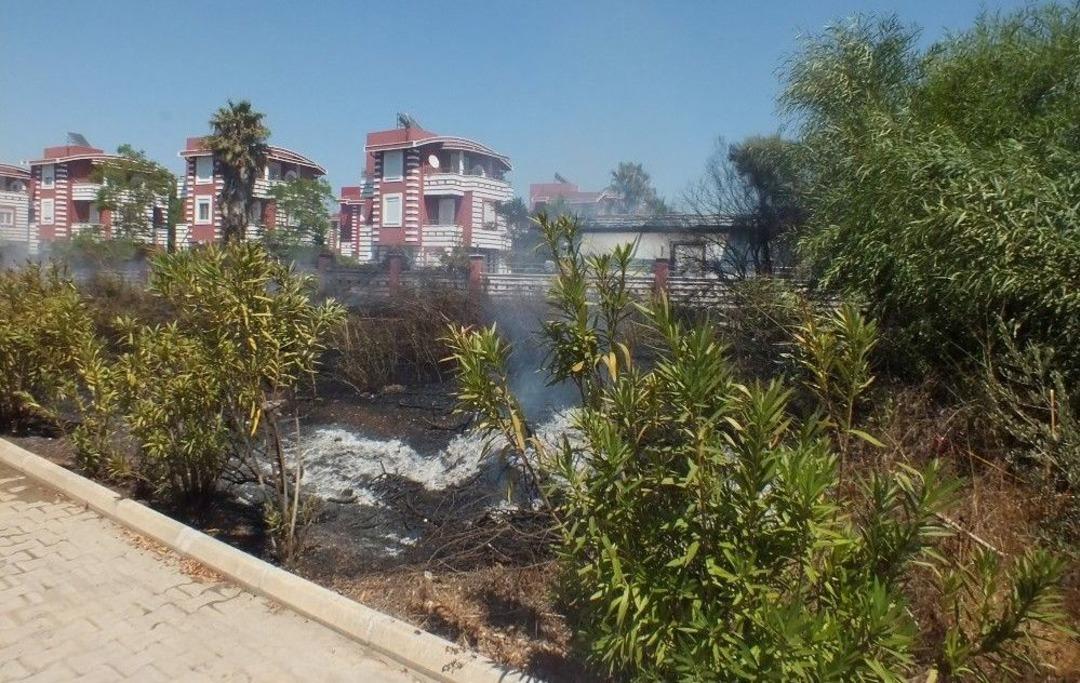 Antalya&rsquo;da Villa Tipi Evlerin Bulunduğu Tatil B&ouml;lgesinde Sazlık Yangını