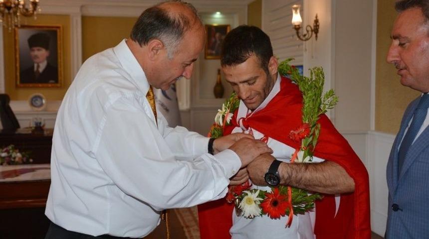 Vali Azizoğlu&rsquo;ndan Olimpiyat Şampiyonuna Cumhuriyet Altını