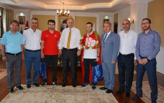 Vali Azizoğlu’ndan Olimpiyat Şampiyonuna Cumhuriyet Altını
