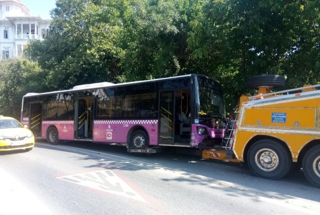&Uuml;sk&uuml;dar&rsquo;da Freni Boşalan Otob&uuml;s 10 Araca &Ccedil;arptı: 11 Yaralı