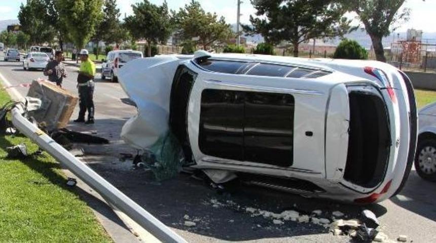 Aydınlatma Direğine &Ccedil;arpan Otomobil Devrildi: 2 Yaralı
