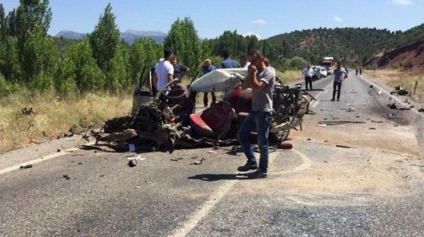 Saman Y&uuml;kl&uuml; Kamyon İle Otomobil &Ccedil;arpıştı: 4 Yaralı