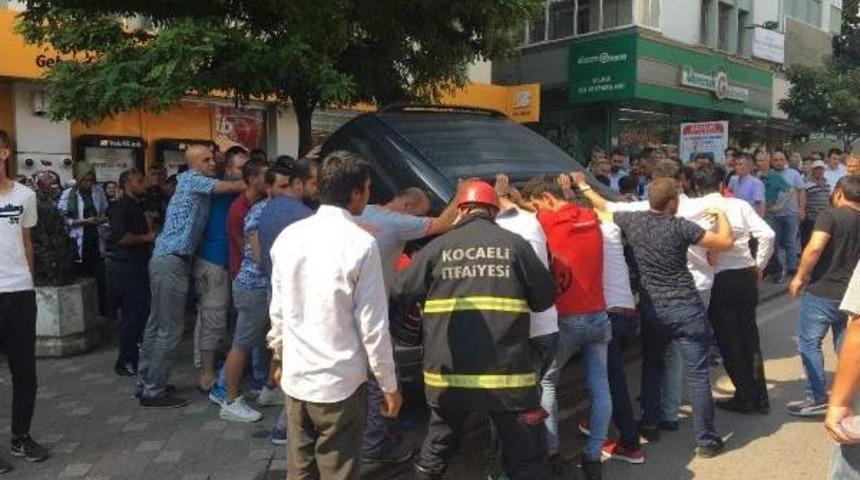 Cipi Kaldırıp Aracın Altında Kalan Yaralı Kadını Çıkardılar