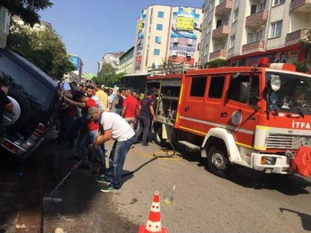 Cipi Kaldırıp Aracın Altında Kalan Yaralı Kadını Çıkardılar