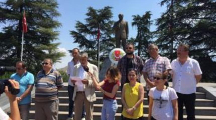 Gazeteciler Atat&uuml;rk Anıtı&rsquo;na &Ccedil;elenk Koydu