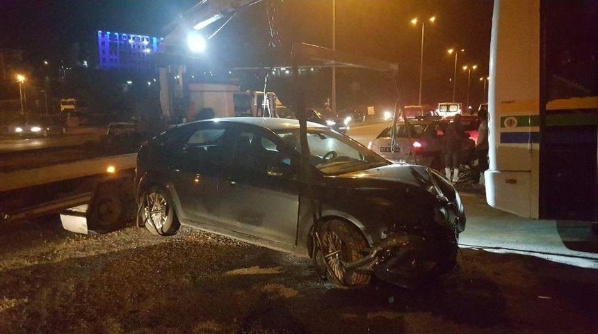Zonguldak&rsquo;ta Halk Otob&uuml;s&uuml; Otomobille &Ccedil;arpıştı: 2 Yaralı