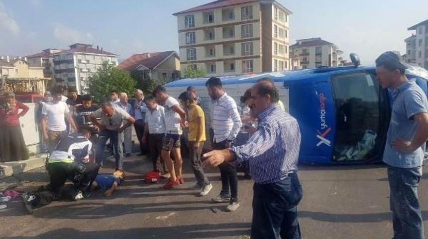 Kargo Aracı Otomobile &Ccedil;arparak Devrildi 4 Yaralı