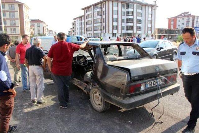 Kargo Aracı Otomobile Çarparak Devrildi 4 Yaralı