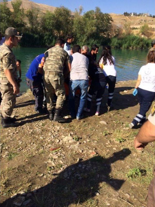 Serinlemek İçin Girdiği Çayda Boğuldu