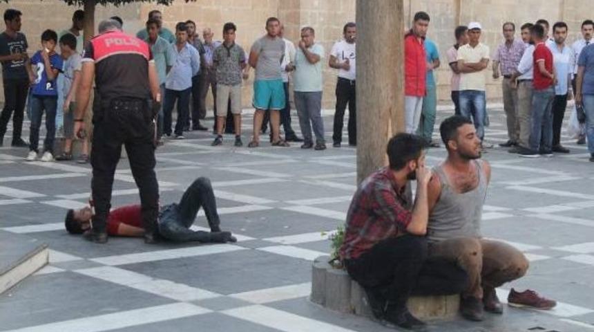 Şanlıurfa&rsquo;Da Alkoll&uuml; Gen&ccedil;ler Bı&ccedil;akla Dehşet Sa&ccedil;tı