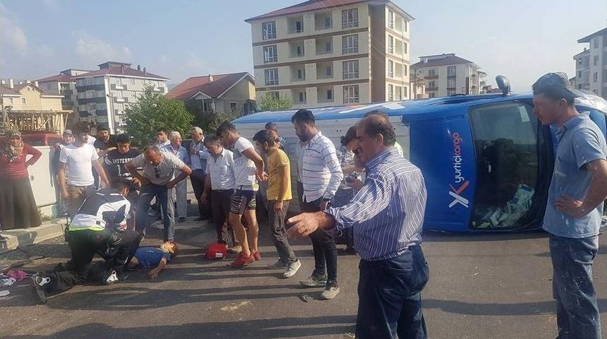 Kaza Yapan Kargo Aracı Devrildi: 4 Yaralı