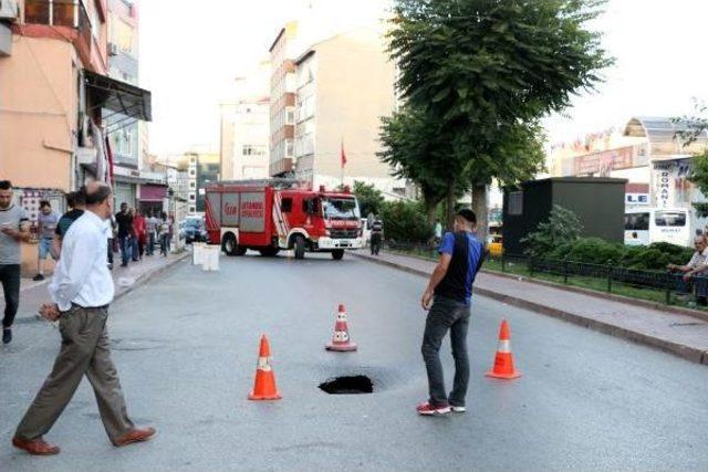 Fatih'te Yol Çöktü Cadde Araç Trafiğine Kapandı