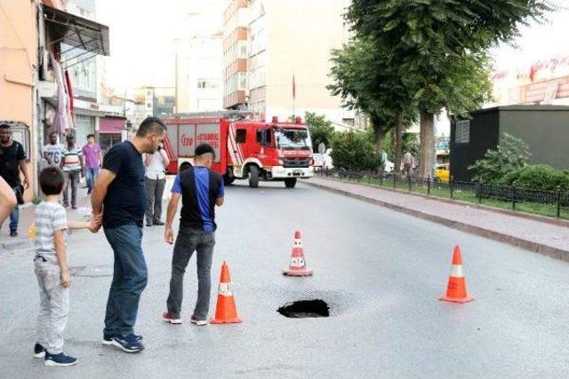 Fatih'te Yol Çöktü Cadde Araç Trafiğine Kapandı