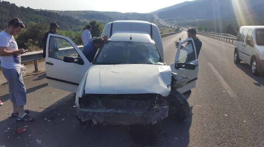 Seyir Halindeyken Uyuyan S&uuml;r&uuml;c&uuml; Tıra &Ccedil;arptı