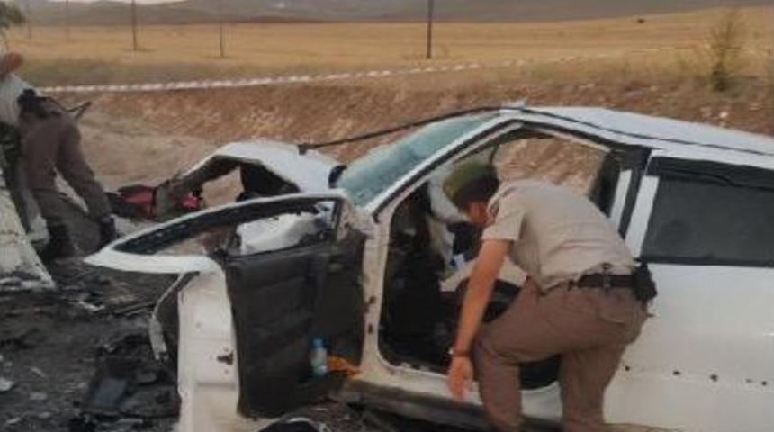 D&uuml;ğ&uuml;n Konvoyunda Kaza: 3 &Ouml;l&uuml;, 3 Yaralı