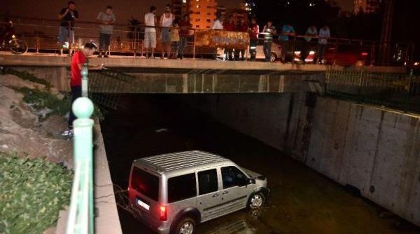Hafif Ticari Ara&ccedil;, Atık Su Kanalına U&ccedil;tu: 2 Yaralı