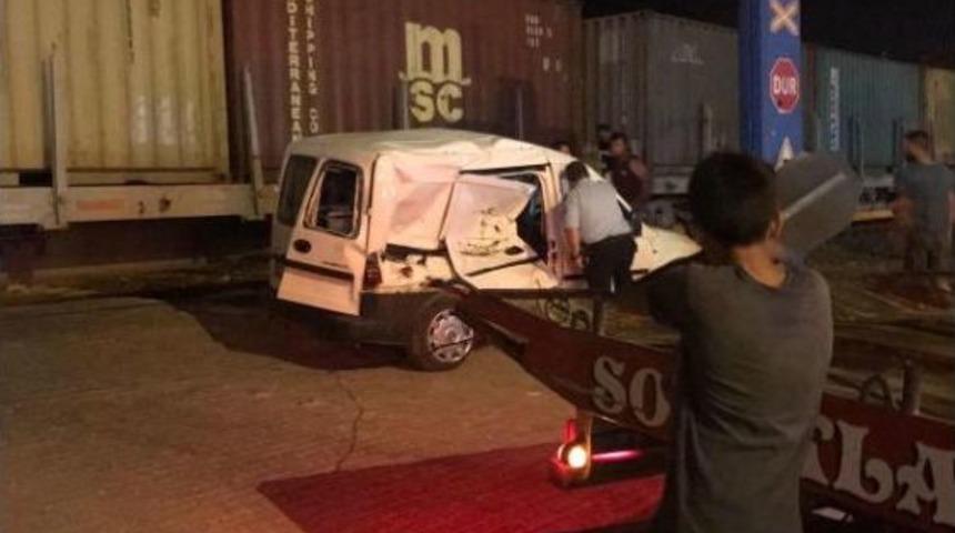 Tren, Hemzemin Ge&ccedil;itte Hafif Ticari Araca &Ccedil;arptı: 1 Yaralı