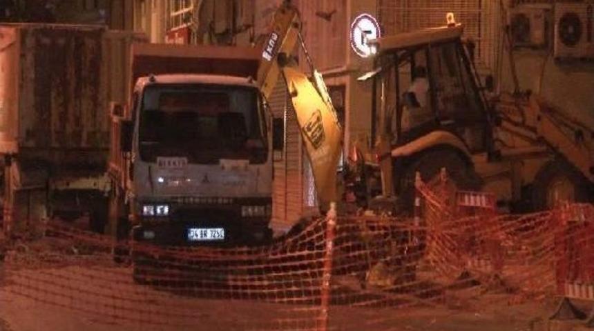 Fatih'te Yol &Ccedil;&ouml;kt&uuml; Cadde Ara&ccedil; Trafiğine Kapandı (2)