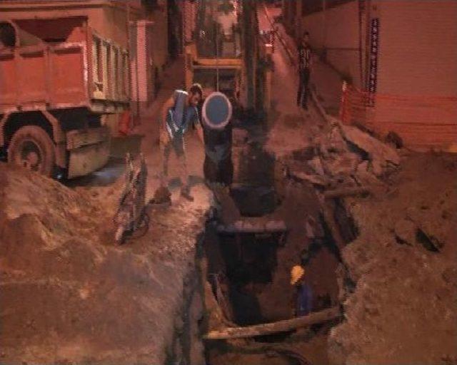 Fatih'te Yol Çöktü Cadde Araç Trafiğine Kapandı (2)