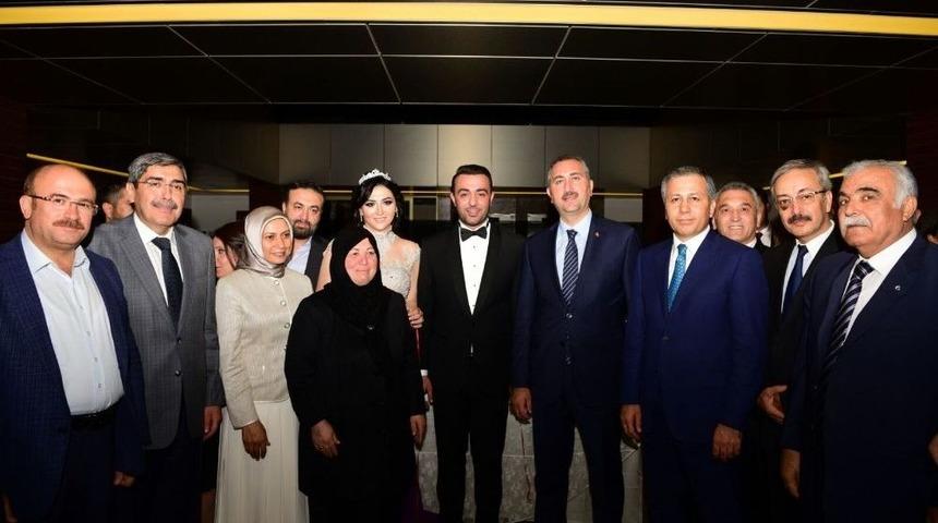 Avukat &Ccedil;iftin Nişan Y&uuml;z&uuml;klerini Adalet Bakanı Abdulhamit G&uuml;l Taktı