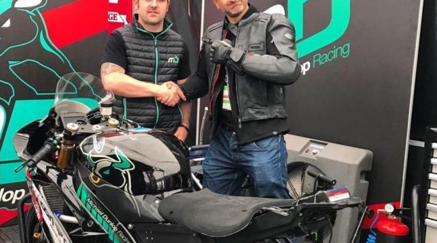 Altın Elbiseli Adam, Motosikletiyle Kaza Yaparak Hayatını Kaybetti