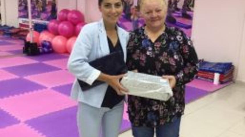 Kartepe&rsquo;de Kadınlara Spor Ayakkabı Hediye Edildi