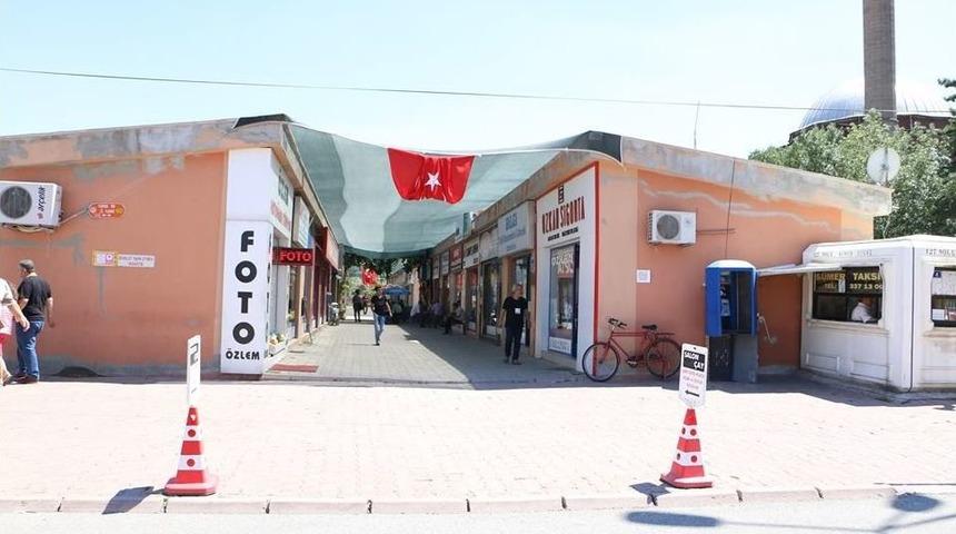 Esnaflar Sıcaklardan Korunmak İçin Yaklaşık 200 Metre Uzunluğunda Branda Çekti