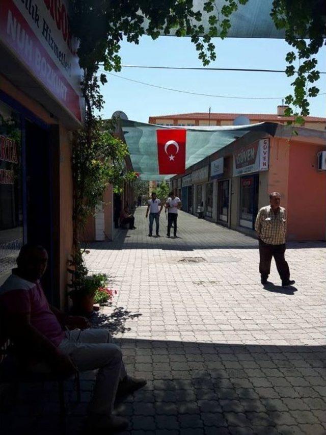 Esnaflar Sıcaklardan Korunmak İçin Yaklaşık 200 Metre Uzunluğunda Branda Çekti