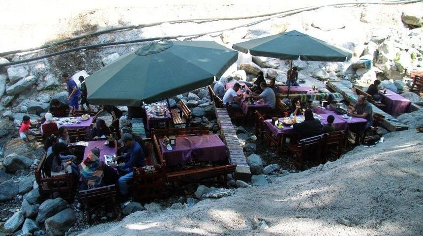 Sıcaktan Bunalan Bursalılar Yemeklerini Derenin İçinde Yiyor