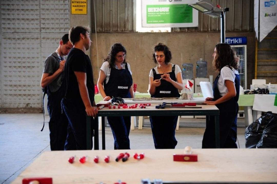 Fonksiyonunu Yitirmiş Eşyaları Betonla Birleştirip Tekrar Hayata Katıyorlar