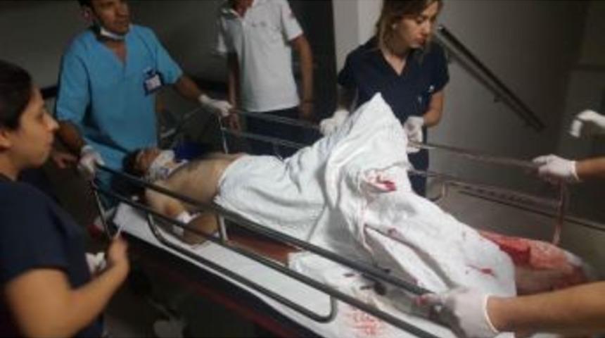 Motosiklet Hafif Ticari Araca &Ccedil;arptı: 2 Yaralı