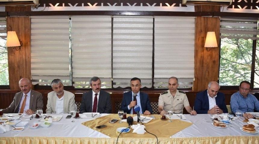 Vali &Ccedil;eber, Basın Mensuplarıyla Kahvaltıda Buluştu