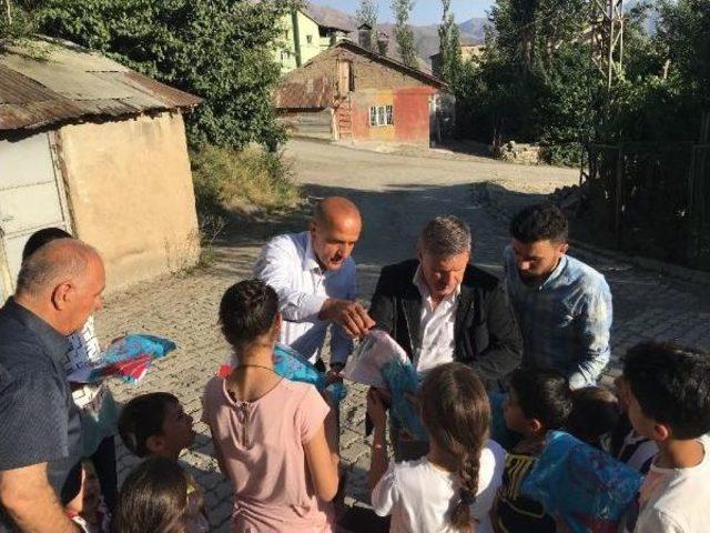 Bakan Osman Aşkın Bak, Hakkarili Çocukları Sevindirdi  