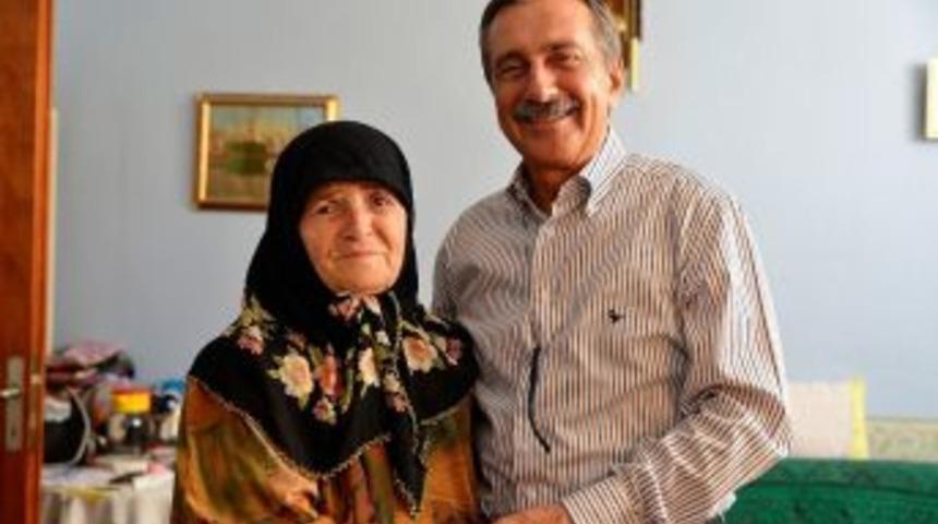 Başkan Ata&ccedil;, Yaşlı Ziyaretlerini S&uuml;rd&uuml;r&uuml;yor