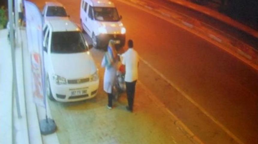 Kazada Savrulan Hafif Ticari Araç Kaldırımdaki Aileye Çarptı: 5 Yaralı