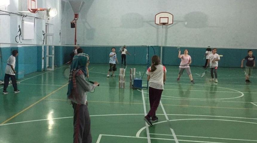 Badminton Temeli Çocuklara Öğretiliyor