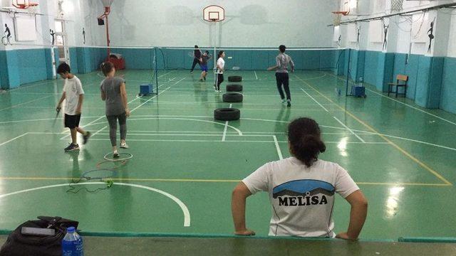 Badminton Temeli Çocuklara Öğretiliyor