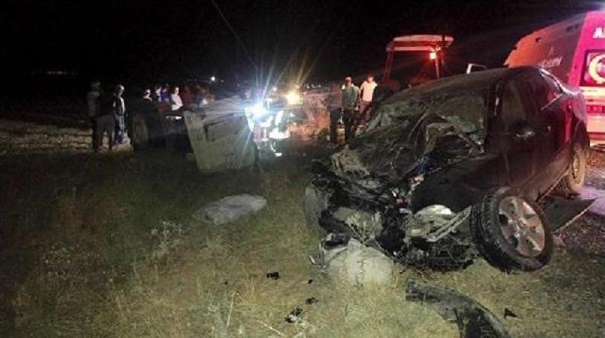 Otomobil Trakt&ouml;re &Ccedil;arptı: 1 &Ouml;l&uuml;, 3 Yaralı