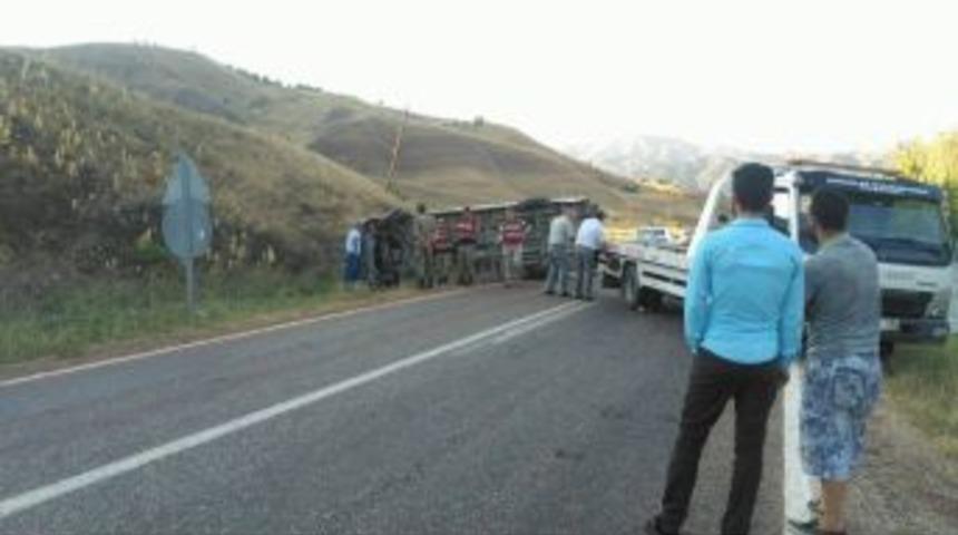 Suşehri&rsquo;nde Minib&uuml;s Devrildi: 1 Yaralı