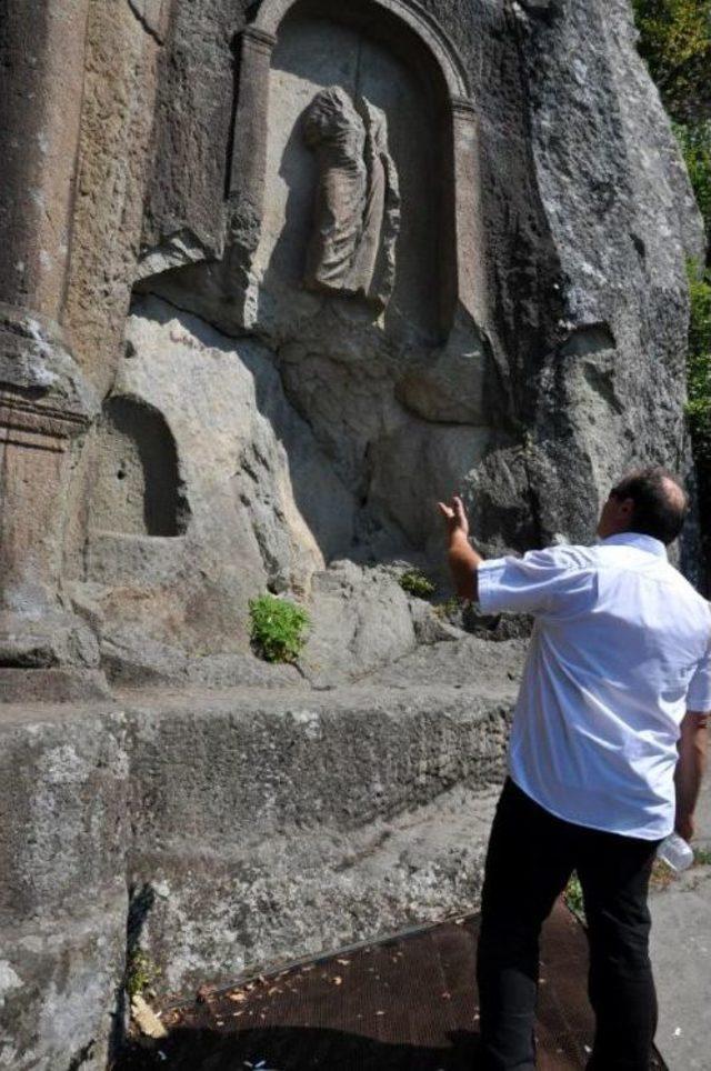 Amasra'da Tarihi Anıta Yazı Yazılmasına Tepki