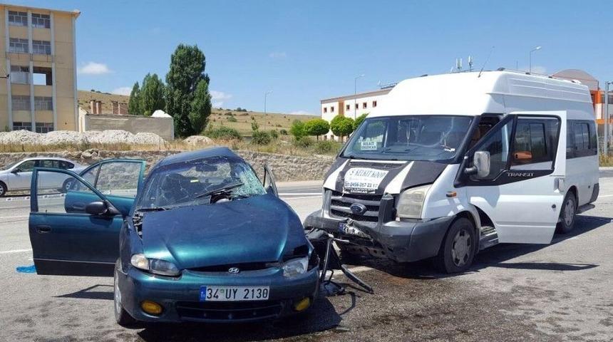 G&uuml;m&uuml;şhane&rsquo;de Trafik Kazası: 1 &Ouml;l&uuml;, 8 Yaralı