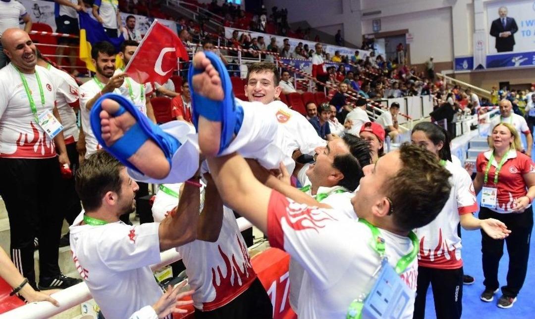 &Ccedil;ocukları Tatamide Onlar Trib&uuml;nde Terledi