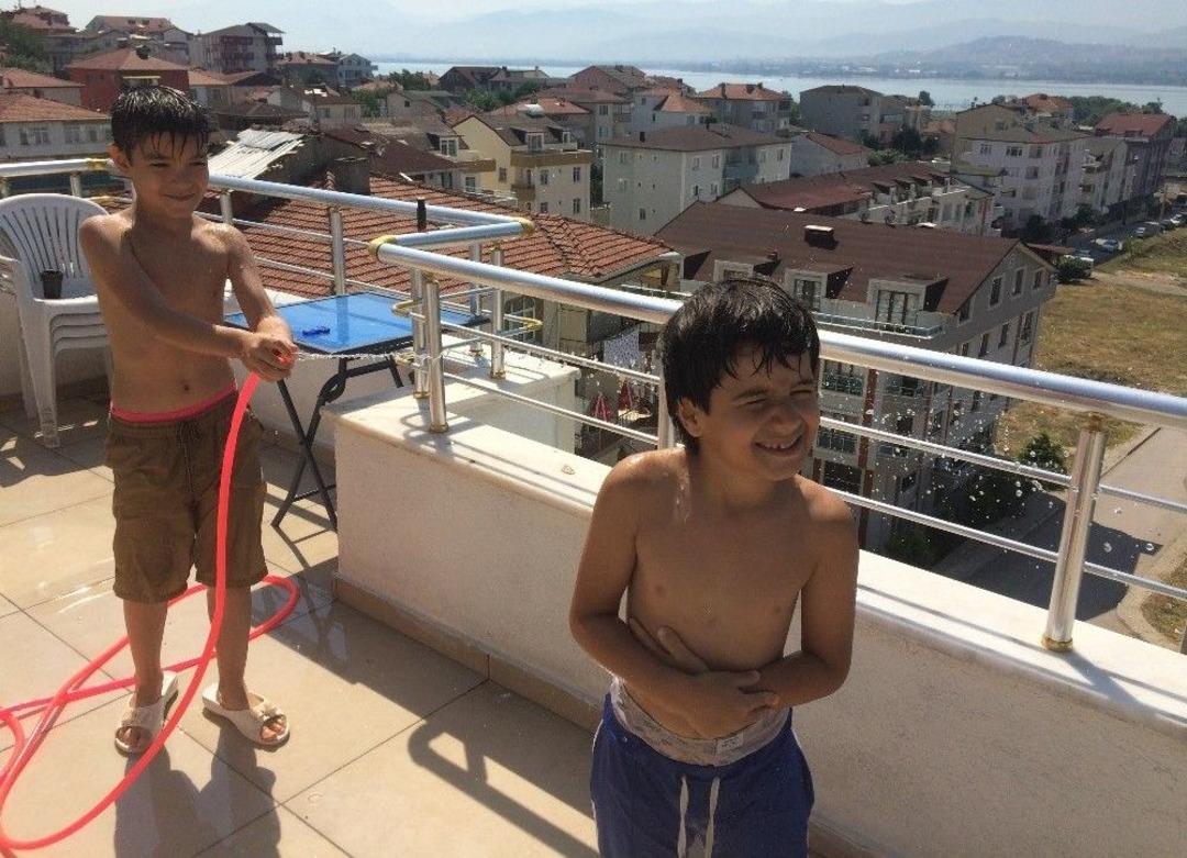 Sıcaklık 35 Dereceye Y&uuml;kselince &Ccedil;areyi Terasta Hortumla Su Sıkarak Serinlemekte Buldular