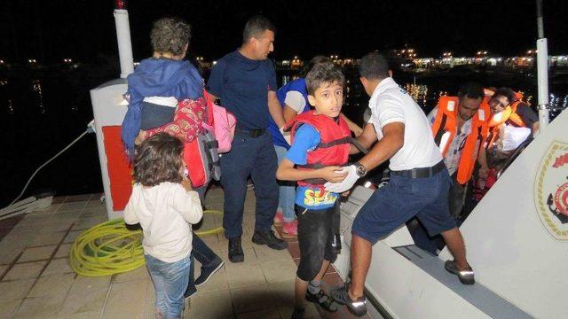Mülteciler Tekneleri Arızalanınca Yakalandı