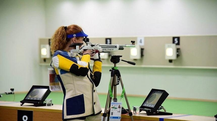 Eller Tetikte G&ouml;zler Hedefte